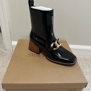NEW IN BOX Steve Madden Loreen Black ankle Boots with Gold Chain detail.